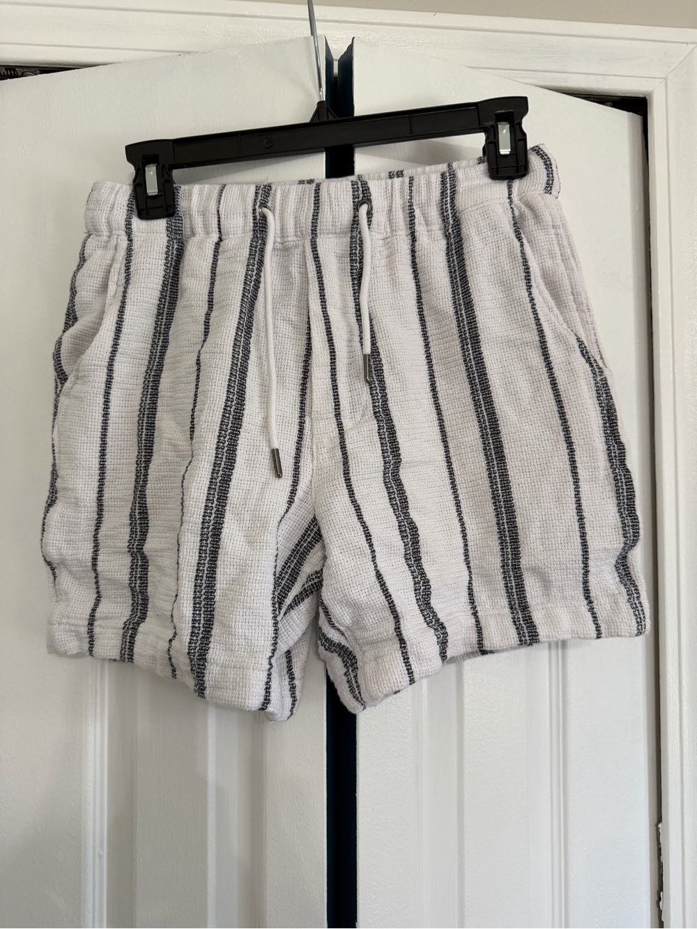 American Eagle Men’s Striped White & Navy Linen-Texture Shorts (Xsmall)